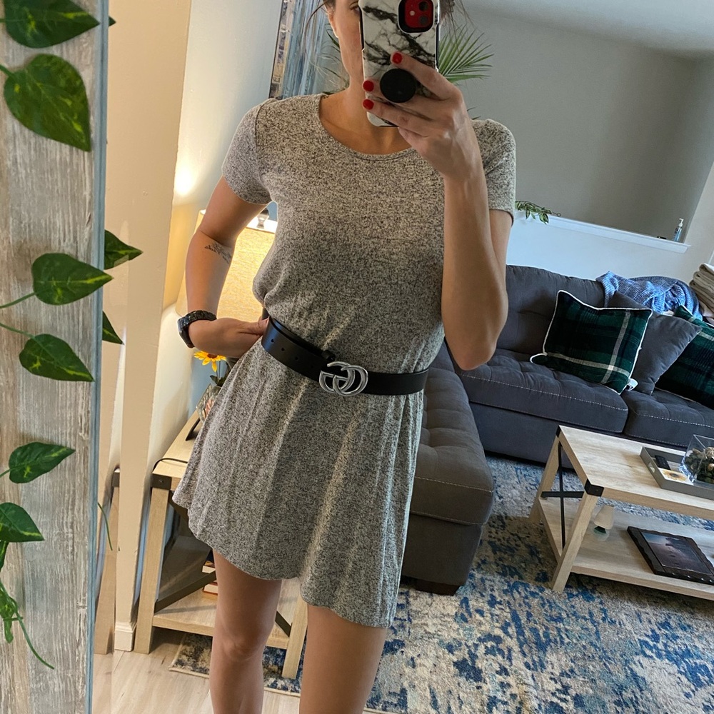 Short sleeve dress.